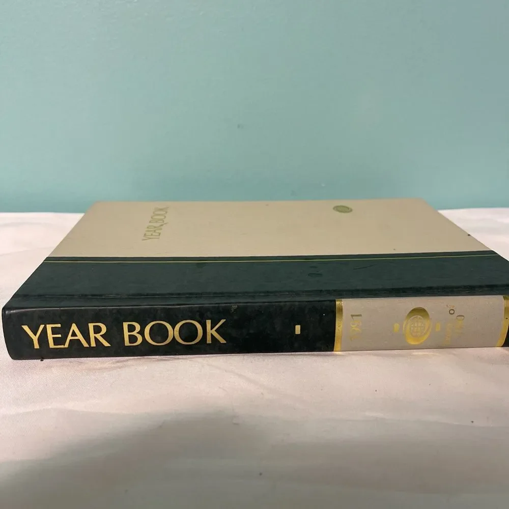 The World Book Encyclopedia: Year‎ Book 1991 Review of Events of 1990HC-CLEAN